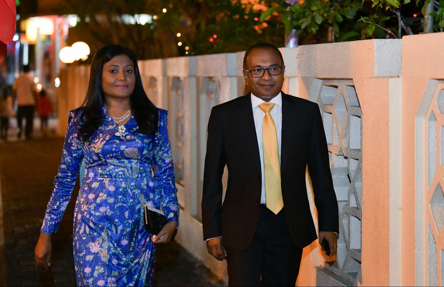 މާލެ، 28 މެއި 2019: 19 ވަނަ ރައްޔިތުންގެ މަޖިލީހުގެ މެމްބަރުން ހުވާކުރެއްވުމުގެ ރަސްމިއްޔާތަށް ހެންވޭރު ހުޅަނގު ދާއިރާގެ މެމްބަރު ހަސަން ލަތީފު އަދި އަނބިކަނބަލުން ވަޑައިގަންނަވަނީ.---.ފޮޓޯ: ހުސައިން ވަހީދު/މިހާރު