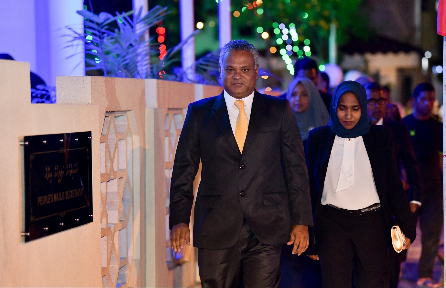 މާލެ، 28 މެއި 2019: 19 ވަނަ ރައްޔިތުންގެ މަޖިލީހުގެ މެމްބަރުން ހުވާކުރެއްވުމުގެ ރަސްމިއްޔާތަށް ހުޅުހެންވޭރު ދާއިރާގެ މެމްބަރު އަލީ ނިޔާޒު ވަޑައިގަންނަވަނީ.---.ފޮޓޯ: ހުސައިން ވަހީދު/މިހާރު