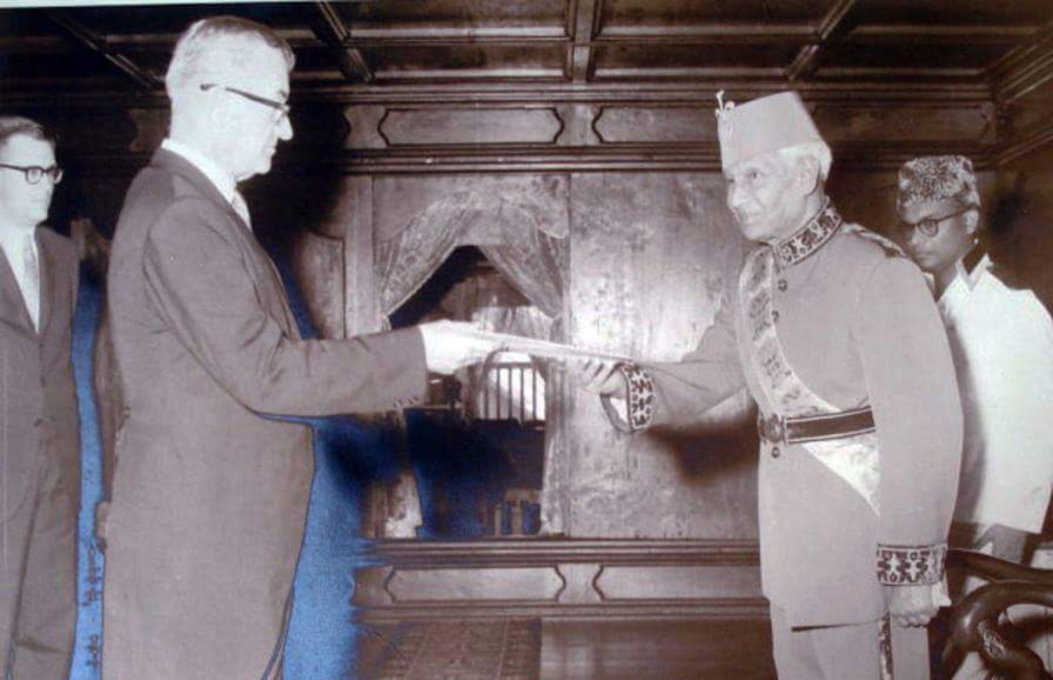 ރަދުން މުހައްމަދު ފަރީދު ދީދީ (ކ) ބޭރުގެ ސަފީރަކާ އެކު.