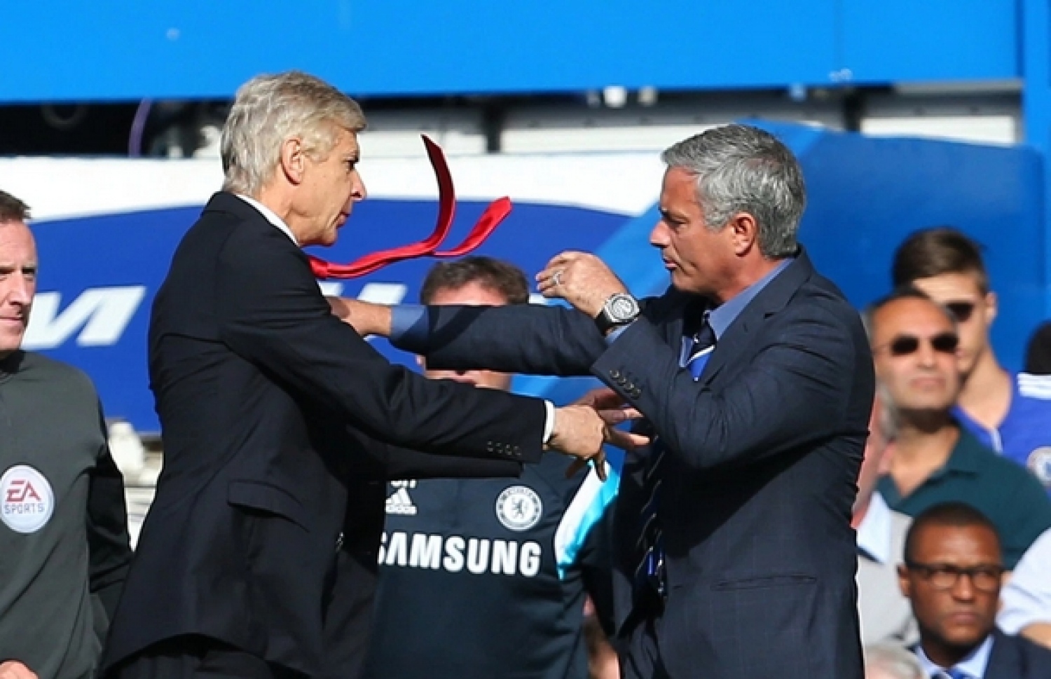 އިނގިރޭސި ޕްރިމިއާ ލީގުގެ މެޗެއްގެ ތެރެއިން މޮރީނިއޯ (ކ) އާއި ވެންގާ. -- ފޮޓޯ: އޭއެފްޕީ