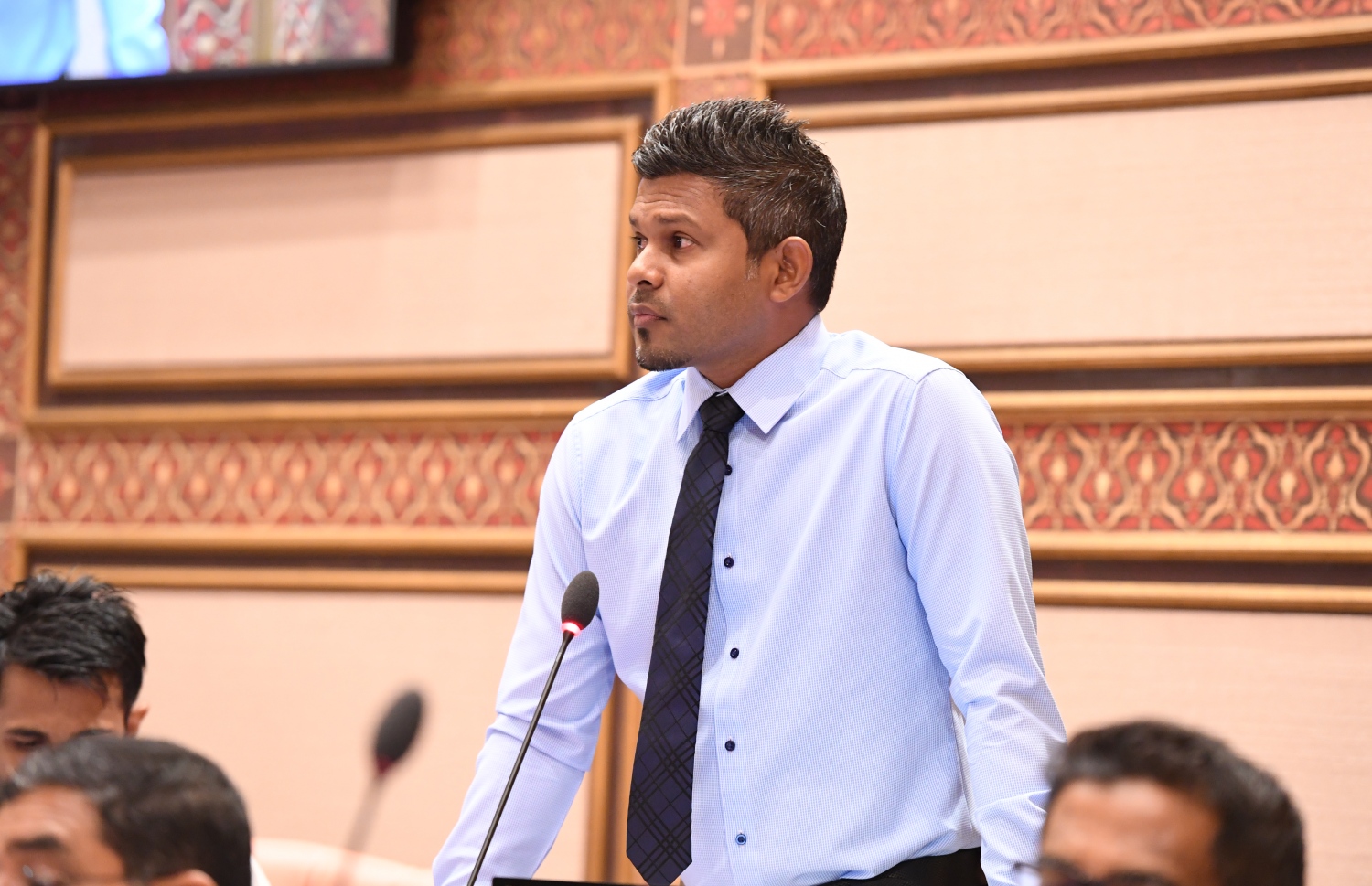 ފަރެސްމާތޮޑާ ދާއިރާގެ މެމްބަރު ހުސެއިން މުހައްމަދު ލަތީފް މިއަދުގެ ޖަލްސާގައި ވާހަކަ ދައްކަވަނީ. -- ފޮޓޯ: މަޖިލިސް