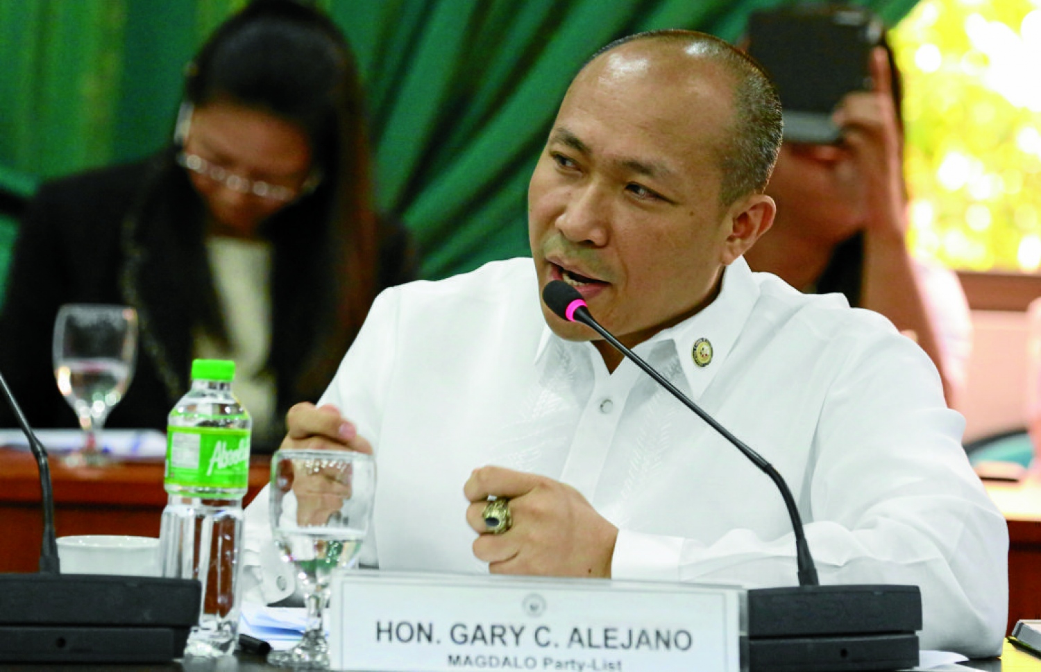 ދަރިވަރުން ގަސް އިންދަން ޖެހޭ ގާނޫނު އެކުލަވާލި ގެރީ.