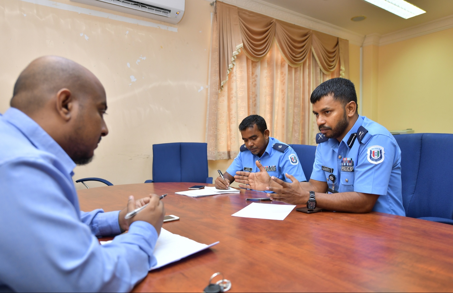 އެސިސްޓެންޓް ކޮމިޝަނަރު ރިޔާޒާއި ޝާކިރު، "މިހާރު" އަށް އިންޓަވިއު ދެއްވަނީ-- ފޮޓޯ: ހުސައިން ވަހީދު/މިހާރު