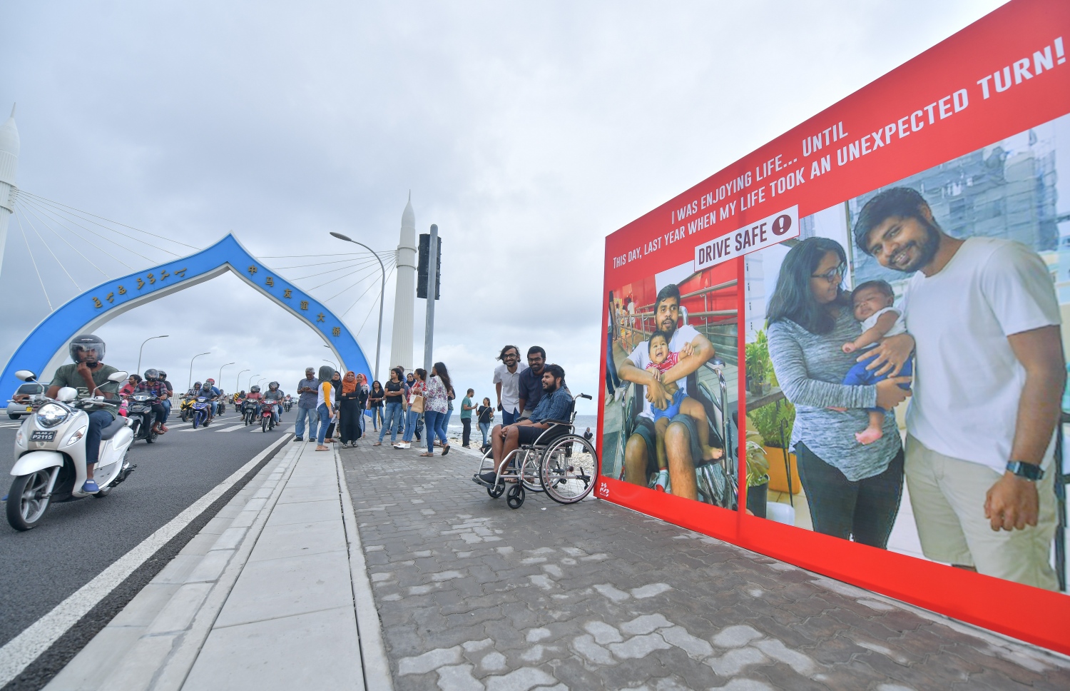 މާލެ: މެއި 29، 2019: ޕޯސްޓަރު ކައިރީއި ފުރޮޅުލީ ގޮނޑިއެއްގައި އޮއްތޮ މަޑުކޮށްލައިގެން: އެކްސިޑެންޓާ އެކު އޭނާ އަށް އަމިއްލަ އަށް ހިނގާބިނގާވެ ނޫޅެވޭ. ވާހަކަ ދެއްކެނީ ވެސް ވަރަށް އުނދަގުލުން. --ފޮޓޯ: ނިޝާން އަލީ/މިހާރު