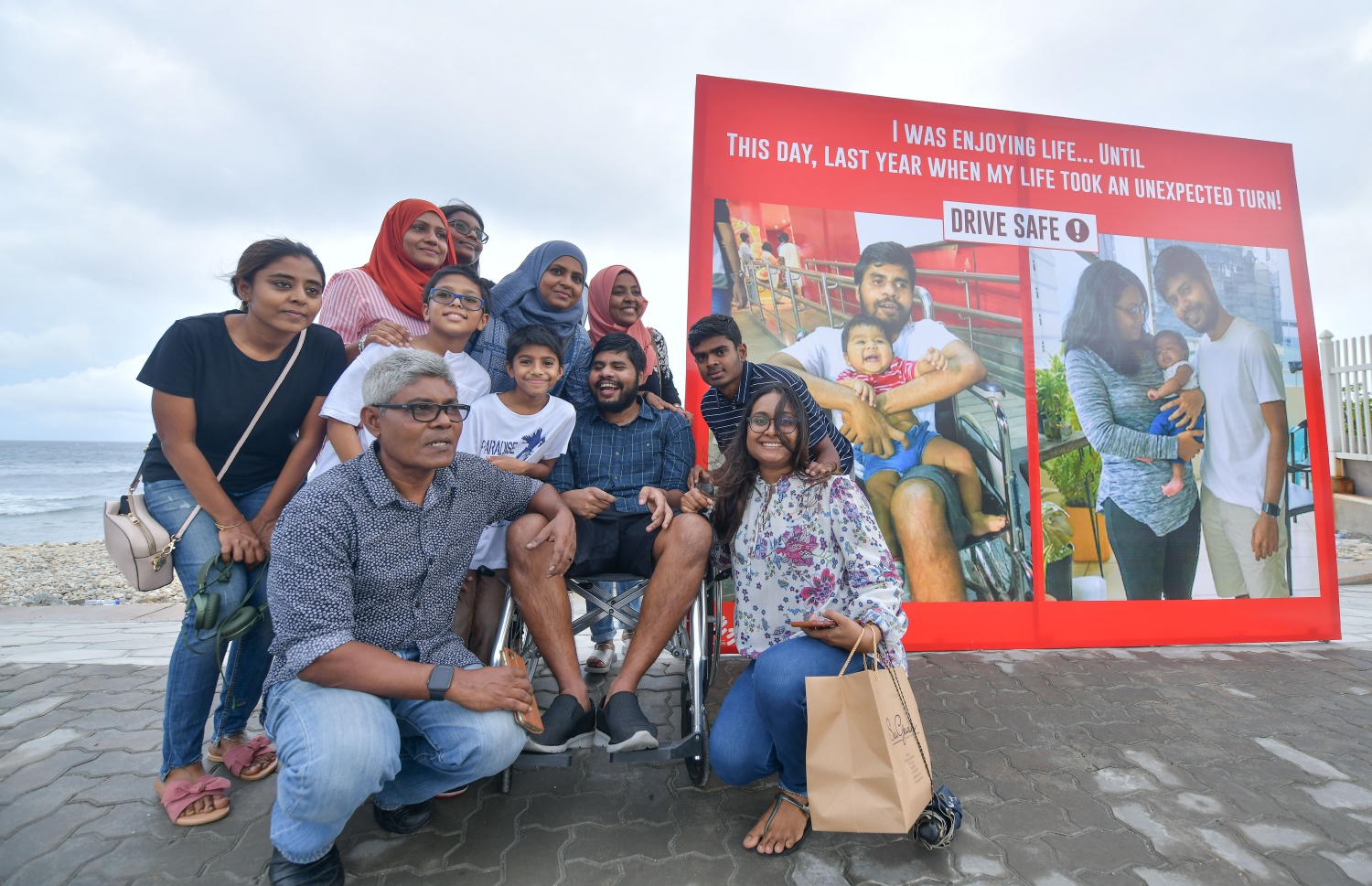 މާލެ: މެއި 29، 2019: ޕޯސްޓަރު ކައިރީއި އޮއްތޮގެ އާއިލާ މީހުންނާއެކު ފޮޓޯއަކަށް ހުއްޓިގެން: އެކްސިޑެންޓާ އެކު އޭނާ އަށް އަމިއްލަ އަށް ހިނގާބިނގާވެ ނޫޅެވޭ. ވާހަކަ ދެއްކެނީ ވެސް ވަރަށް އުނދަގުލުން. --ފޮޓޯ: ނިޝާން އަލީ/މިހާރު