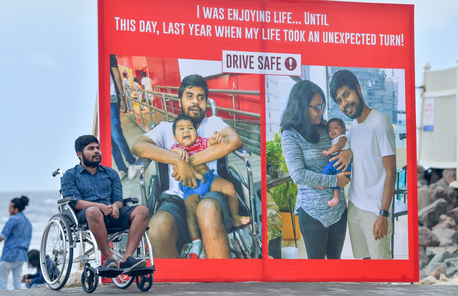 މާލެ: މެއި 29، 2019: އޮއްތޮގެ އެކްސިޑެންޓަށް އެއް އަހަރު ފުރުމާ ދިމާކޮށް، މީހުން ހޭލުންތެރި ކުރުމަށް އޭނާގެ އާއިލާ އާއި "މިހާރު" ގުޅިގެން މާލޭގައި ޕޯސްޓަރެއް ބެހެއްޓުމަށް ބޭއްވި އިވެންޓުގައި އޮއްތު ފުރޮޅުލީ ގޮނޑިއެއްގައި އިށީނދެލައިގެން.---ފޮޓޯ: ނިޝާން އަލީ/މިހާރު