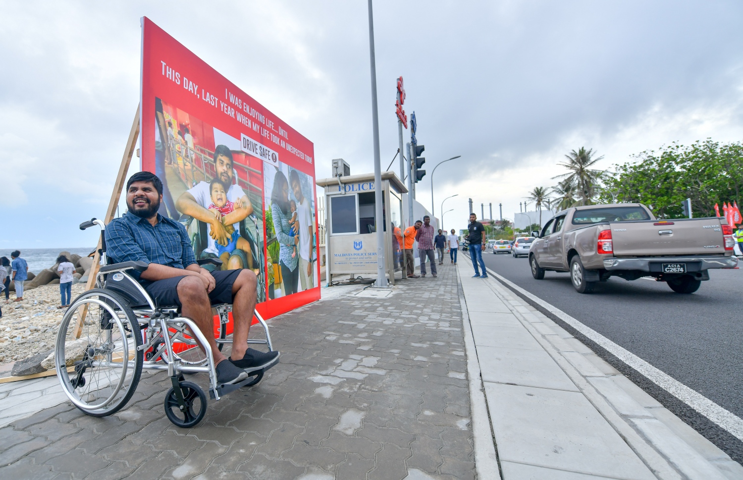 ޕޯސްޓަރު ކައިރީގައި އޮއްތޮ: އޭނާ ބޭނުންވީ އާއްމުންގެ ސަލާމަތަށް މެސެޖެއް ދޭން. --ފޮޓޯ: ނިޝާން އަލީ/މިހާރު