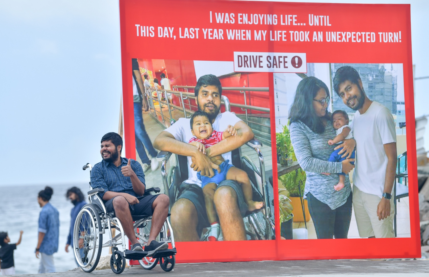 ޕޯސްޓަރު ކައިރީގައި އޮއްތޮ މަޑުކޮށްލައިގެން. --ފޮޓޯ: ނިޝާން އަލީ/މިހާރު