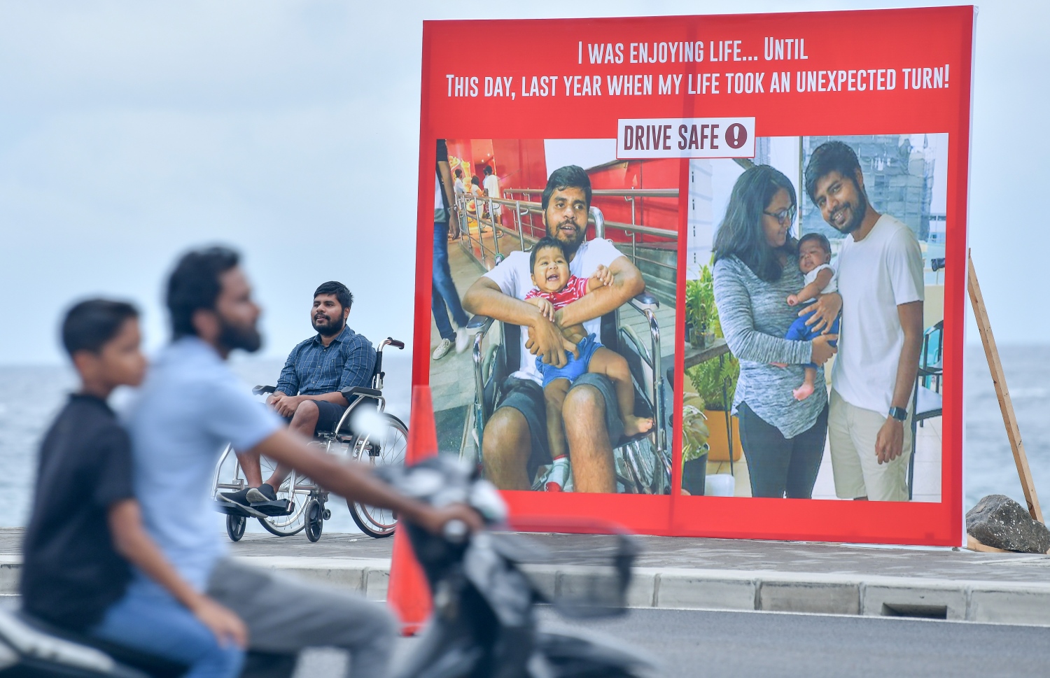 މާލެ: މެއި 29، 2019: ޕޯސްޓަރު ކައިރީގައި ފުރޮޅުލީ ގޮނޑިއެއްގައި އޮއްތޮ މަޑުކޮށްލައިގެން: އުފާވެރި ދިރިއުޅުމެއް އައި އޮއްތޮ އަށް މި ހާލު ޖެހުނީ ފަރުވާކުޑަކޮށް ސައިކަލް ދުއްވި މީހެއްގެ އިހުމާލުން. --ފޮޓޯ: ނިޝާން އަލީ/މިހާރު