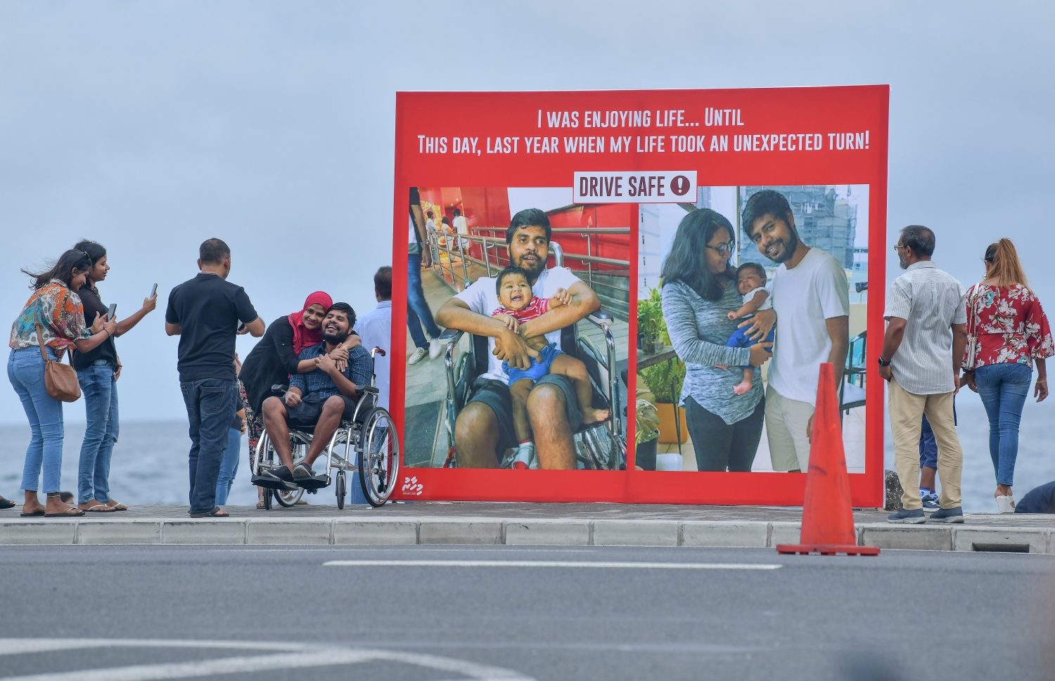 މާލެ: މެއި 29، 2019: އޮއްތޮގެ އެކްސިޑެންޓަށް އެއް އަހަރު ފުރުމާ ދިމާކޮށް، މީހުން ހޭލުންތެރި ކުރުމަށް އޭނާގެ އާއިލާ އާއި "މިހާރު" ގުޅިގެން މާލޭގައި ޕޯސްޓަރެއް ބެހެއްޓުމަށް ބޭއްވި އިވެންޓެއްގައި އޮއްތޮ އާއެކު ކުއްޖަކު ފޮޓޯއެއް ނަގަނީ.---ފޮޓޯ: ނިޝާން އަލީ/މިހާރު