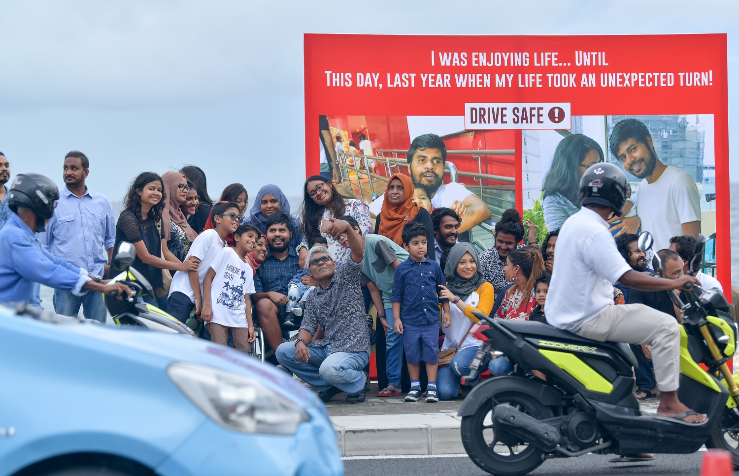 އޮއްތޮގެ އެކްސިޑެންޓަށް އެއް އަހަރު ފުރުމާ ދިމާކޮށް، މީހުން ހޭލުންތެރި ކުރުމަށް އޭނާގެ އާއިލާ އާއި "މިހާރު" ގުޅިގެން މާލޭގައި ޕޯސްޓަރެއް ބެހެއްޓުމަށް މިދިޔަ މަހު ބޭއްވި އިވެންޓެއްގައި އޮއްތޮއާ އެކު ބައިވެރިވި ބައެއް މީހުން ސެލްފީއެއް ނަގަނީ.---ފޮޓޯ: ނިޝާން އަލީ/މިހާރު