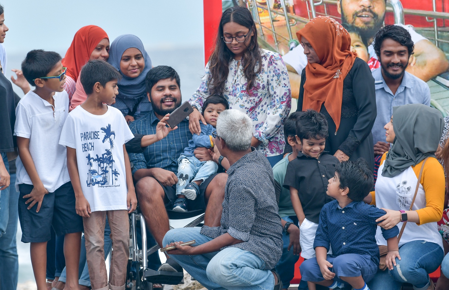 އޮއްތޮ އާއިލާ އެކު: މިއަދަކީ އޭނާގެ އެކްސިޑެންޓުވީތާ އެއް އަހަރު ފުރުނު ދުވަސް. --ފޮޓޯ: ނިޝާން އަލީ/މިހާރު