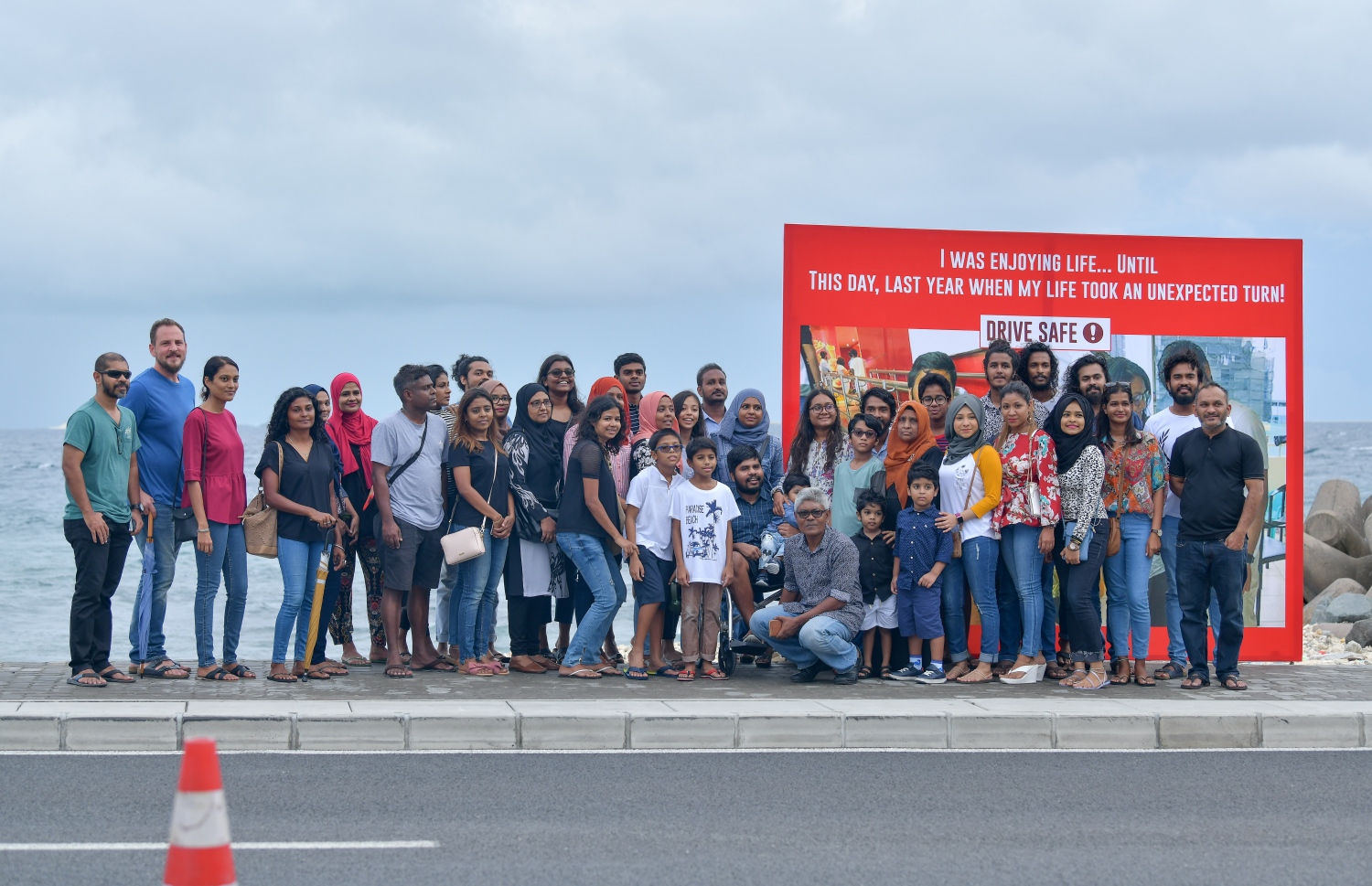 މާލެ: މެއި 29، 2019: އޮއްތޮގެ އެކްސިޑެންޓަށް އެއް އަހަރު ފުރުމާ ދިމާކޮށް، މީހުން ހޭލުންތެރި ކުރުމަށް އޭނާގެ އާއިލާ އާއި "މިހާރު" ގުޅިގެން މާލޭގައި ޕޯސްޓަރެއް ބެހެއްޓުމަށް ބޭއްވި އިވެންޓެއްގައި އޮއްތޮ އާއެކު ބައިވެރިވި ބައެއް މީހުންނާއެކު ފޮޓޯއަކަށް ހުއްޓިގެން.---ފޮޓޯ: ނިޝާން އަލީ/މިހާރު