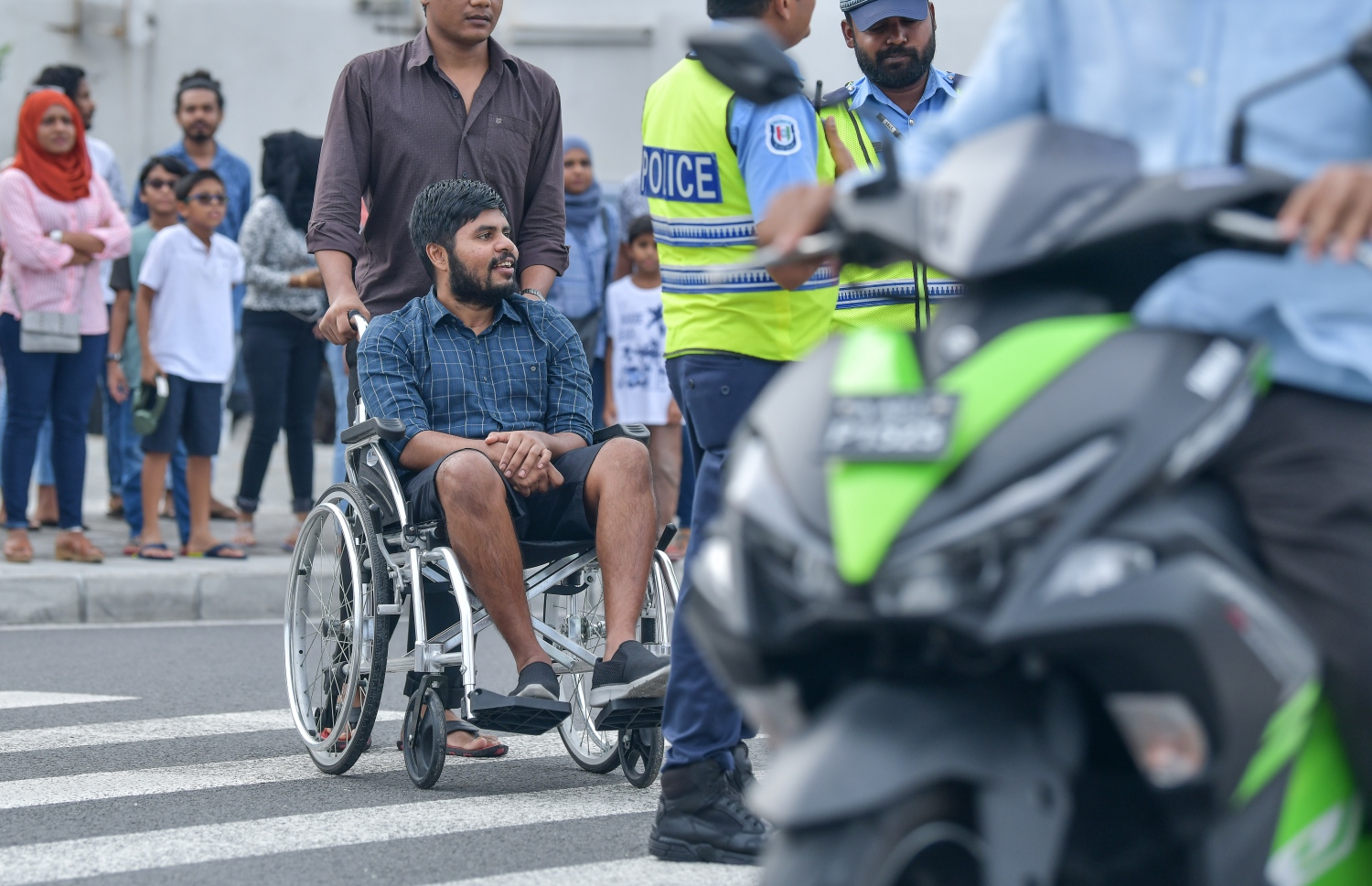މާލެ: މެއި 29، 2019: ޕޯސްޓަރާ ހަމައަށް ފުރޮޅުލީ ގޮނޑިއެއްގައި އޮއްތޮ ގެންދަނީ: އެކްސިޑެންޓާ އެކު އޭނާ އަށް އަމިއްލަ އަށް ހިނގާބިނގާވެ ނޫޅެވޭ. ވާހަކަ ދެއްކެނީ ވެސް ވަރަށް އުނދަގުލުން. --ފޮޓޯ: ނިޝާން އަލީ/މިހާރު