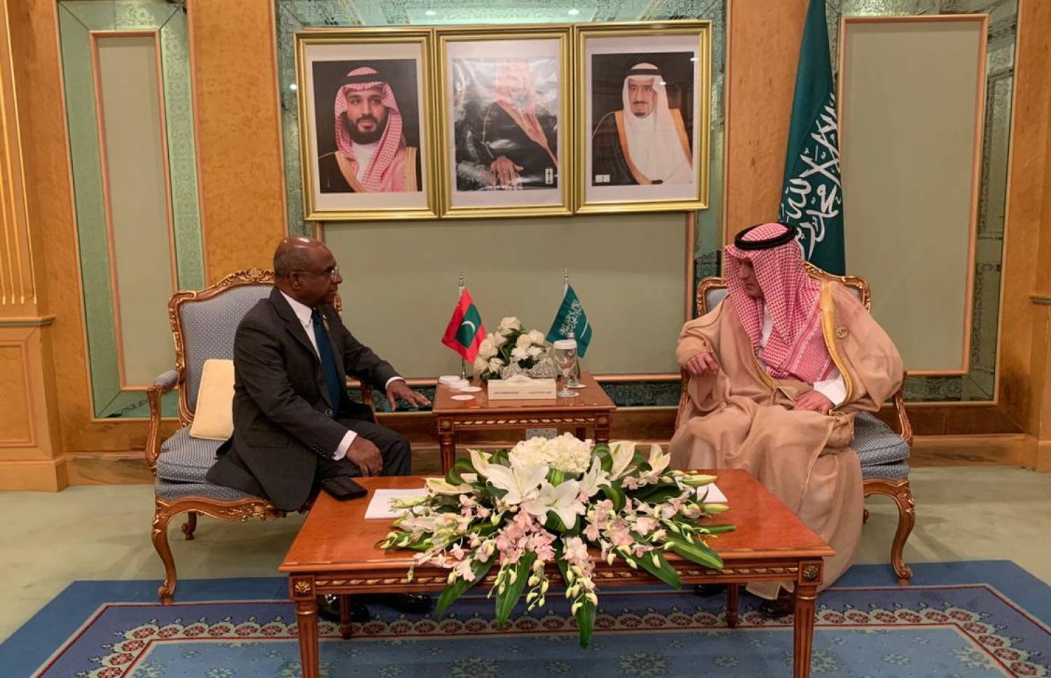 ފޮރިން މިނިސްޓަރު ޝާހިދު ސައުދީގެ އިސްބޭފުޅުންނާ ބައްދަލު ކުރައްވަނީ-- ފޮޓޯ: ފޮރިން މިނިސްޓްރީ