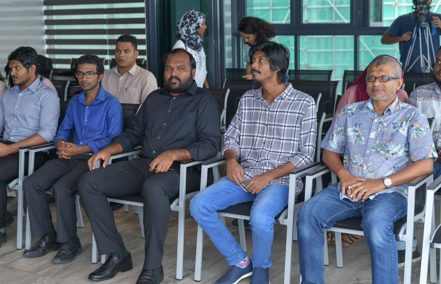 ޝަލަބީގެ "ހިދާއީ ނޫރު" އަލްބަމް ނެރުމަށް މިއަދު ބޭއްވި ރަސްމިއްޔާތުގައި ޓޫރިޒަމް މިނިސްޓަރު އަލީ ވަހީދު ބައިވެރިވެވަޑައިގަންނަވަނީ- ފޮޓޯ: ނިޝާން އަލީ/ މިހާރު