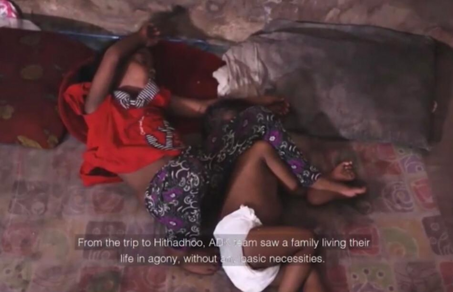 ހިތަދޫގައި ދިރިއުޅޭ ނިކަމެތި އާއިލާއެއްގެ އެންމެ ހަގު ދެ ކުދިން ނިދާފައި: އޭޑީކޭ އިން ވަނީ އާ ގެއެއް އަޅައިދީފައި