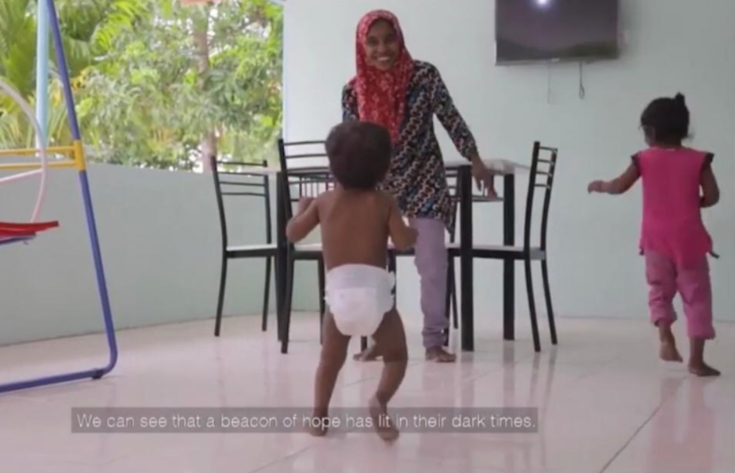 އޭޑީކޭއިން މަރާމާތުކޮށްްދިން ގޭގައި އައިމިނަތު އާއި އޭނާގެ ދެކުދިން ކުޅެނީ