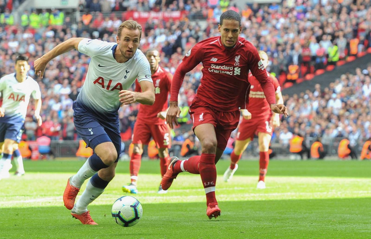 ލިވަޕޫލްގެ ވެން ޑައިކް (ކ) ކައިރިން ޓޮޓެންހަމްގެ ކޭން ބޯޅަ ހިފައިގެންދާން މަސައްކަތްކުރަނީ. -- ފޮޓޯ: އޭއެފްޕީ