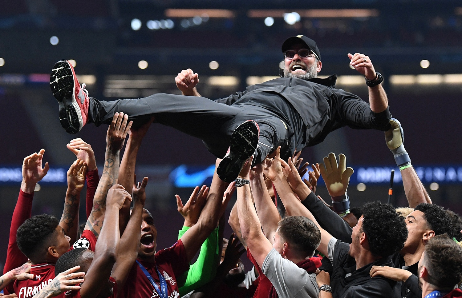 ލިވަޕޫލުގެ ކުޅުންތެރިން ކޯޗު ކްލޮޕް އުފުލާލަނީ. --ފޮޓޯ: އޭއެފްޕީ