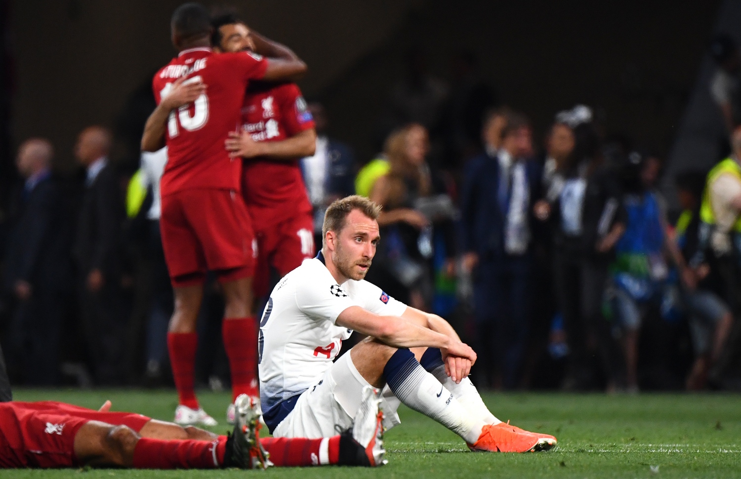 ލިވަޕޫލުގެ ކުޅުންތެރިން އުފާފާޅުކުރާއިރު ޓޮޓެންހަމްގެ އެރިކްސެން (ކ) މާޔޫސްވެފައި. --ފޮޓޯ: އޭއެފްޕީ