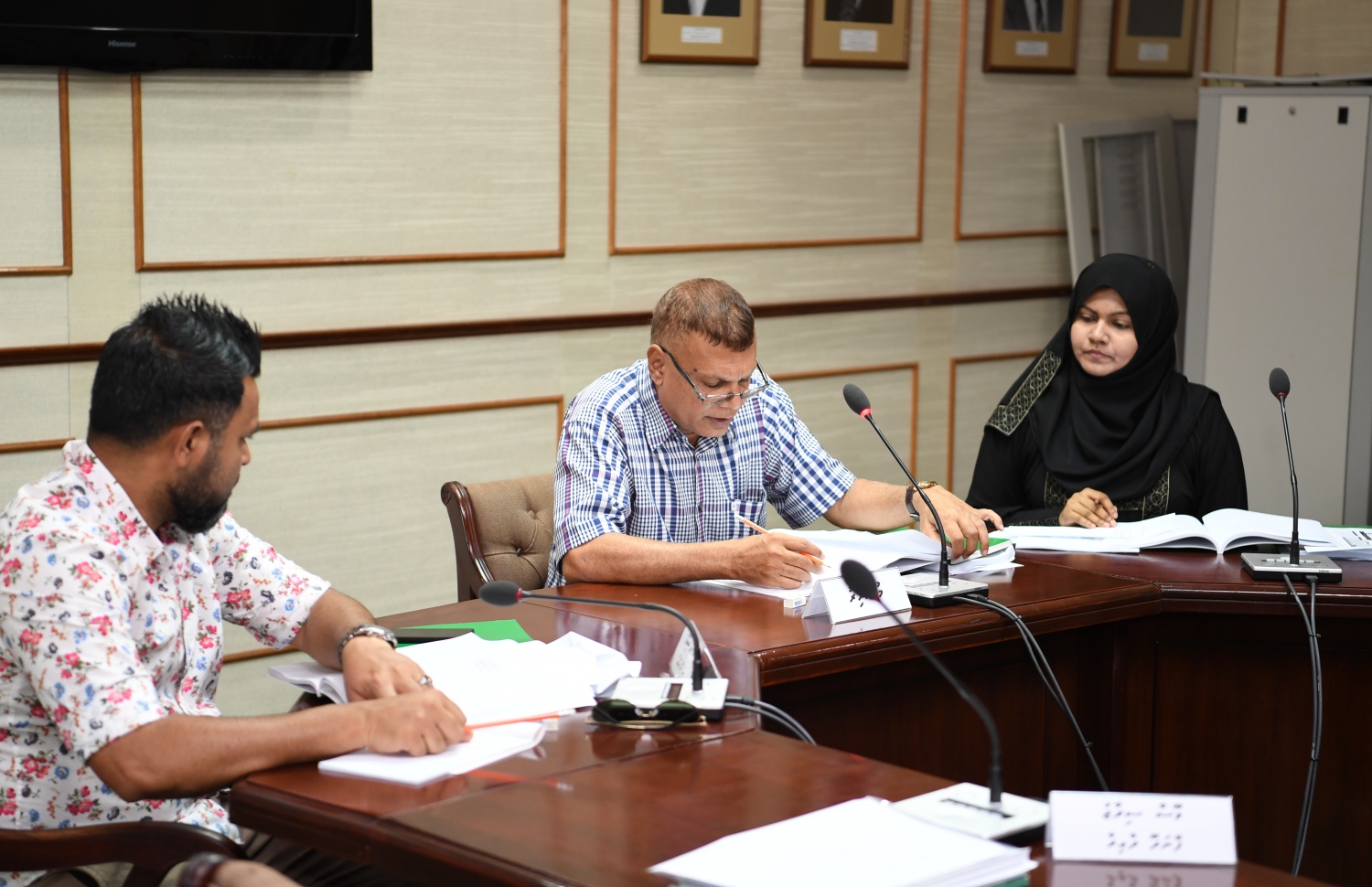 ކޮމިޓީގެ މިއަދުގެ ބައްދަލުވުމުގައި މުގައްރިރު އަދި މަރަދޫ ދާއިރާގެ މެމްބަރު އިބްރާހިމް ޝަރީފް ވާހަކަ ދައްކަވަނީ. --- ފޮޓޯ: މަޖިލިސް