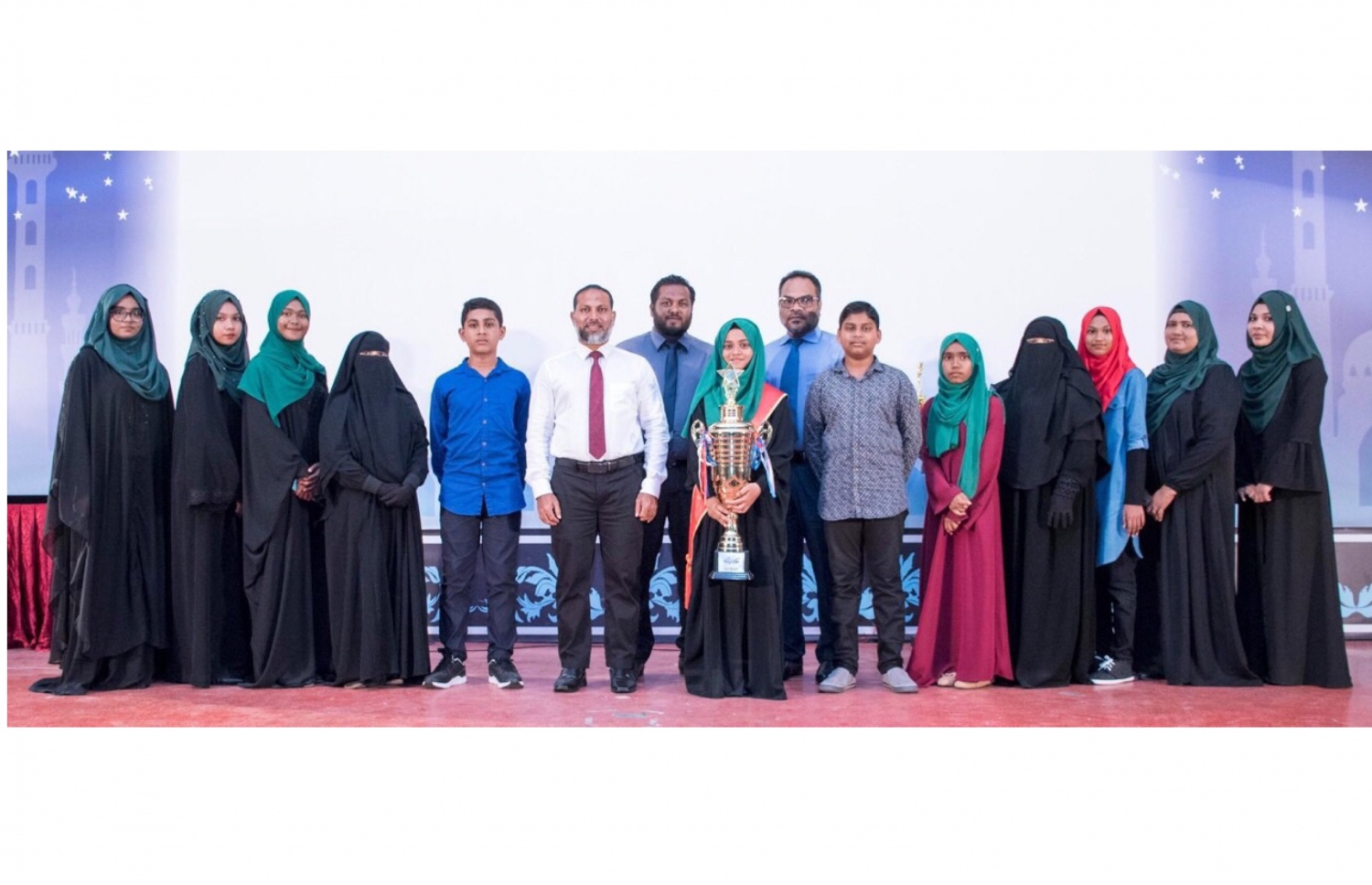 މުބާރާތުގެ ފަހު ބުރުގައި ވާދަކުރި ބައިވެރިންނާއި އެކު ހޯމް މިނިސްޓަރު އިމްރާން (ވ.6) އަދި ރަށުގެ ބައެއް ކައުންސިލަރުންނާއި މުބާރާތުގެ ފަނޑިޔާރުން -- ފޮޓޯ: ކުޑަހުވަދޫ ކައުންސިލް