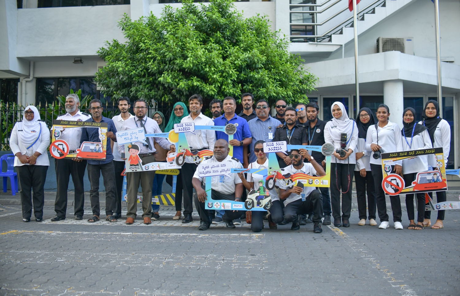 މަގުމަތީ ރައްކާތެރިކަމަށް އާންމުން ހޭލުންތެރިކުރަން ބޭއްވި ކެމްޕެއިނުގައި ކަސްޓަމްސްގެ ބައެއް މުވައްޒަފުން ބައިވެރިވަނީ -- ފޮޓޯ: ނިޝާން އަލީ/މިހާރު