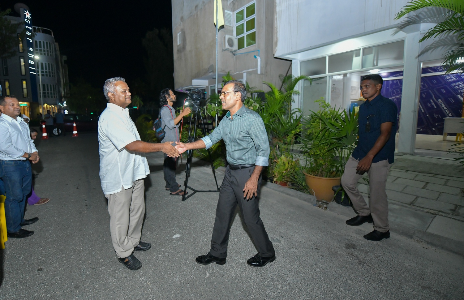 މަޖިލިހުގެ ރައީސް އަދި ކުރީގެ ރައީސް މުހައްމަދު ނަޝީދު މިރޭ ހުޅުމާލެ ދާއިރާގެ މެމްބަރު އަލީ ނިޔާޒްއާ ސަލާމް ކުރައްވަނީ. --- ފޮޓޯ: ހުސެއިން ވަހީދު/ މިހާރު