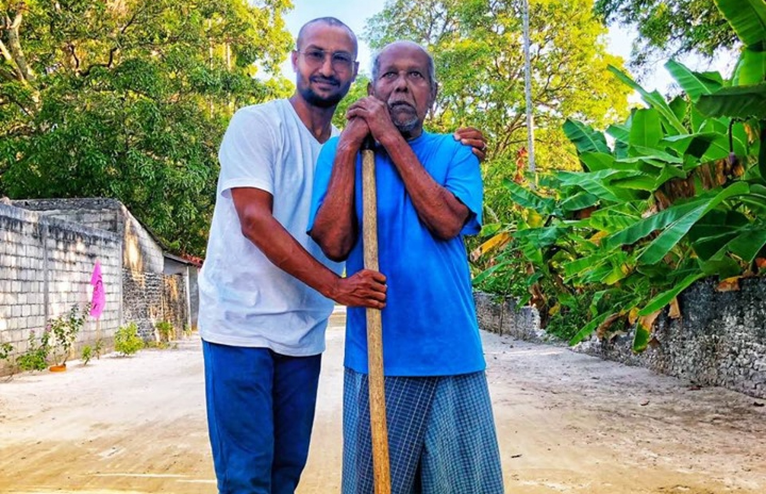 ލ. ހިތަދޫގެ އުމުރުން ދުވަސްވީ މީހަކާ އެކު ހިޝާން މަޑުކޮށްލައްވައިގެން