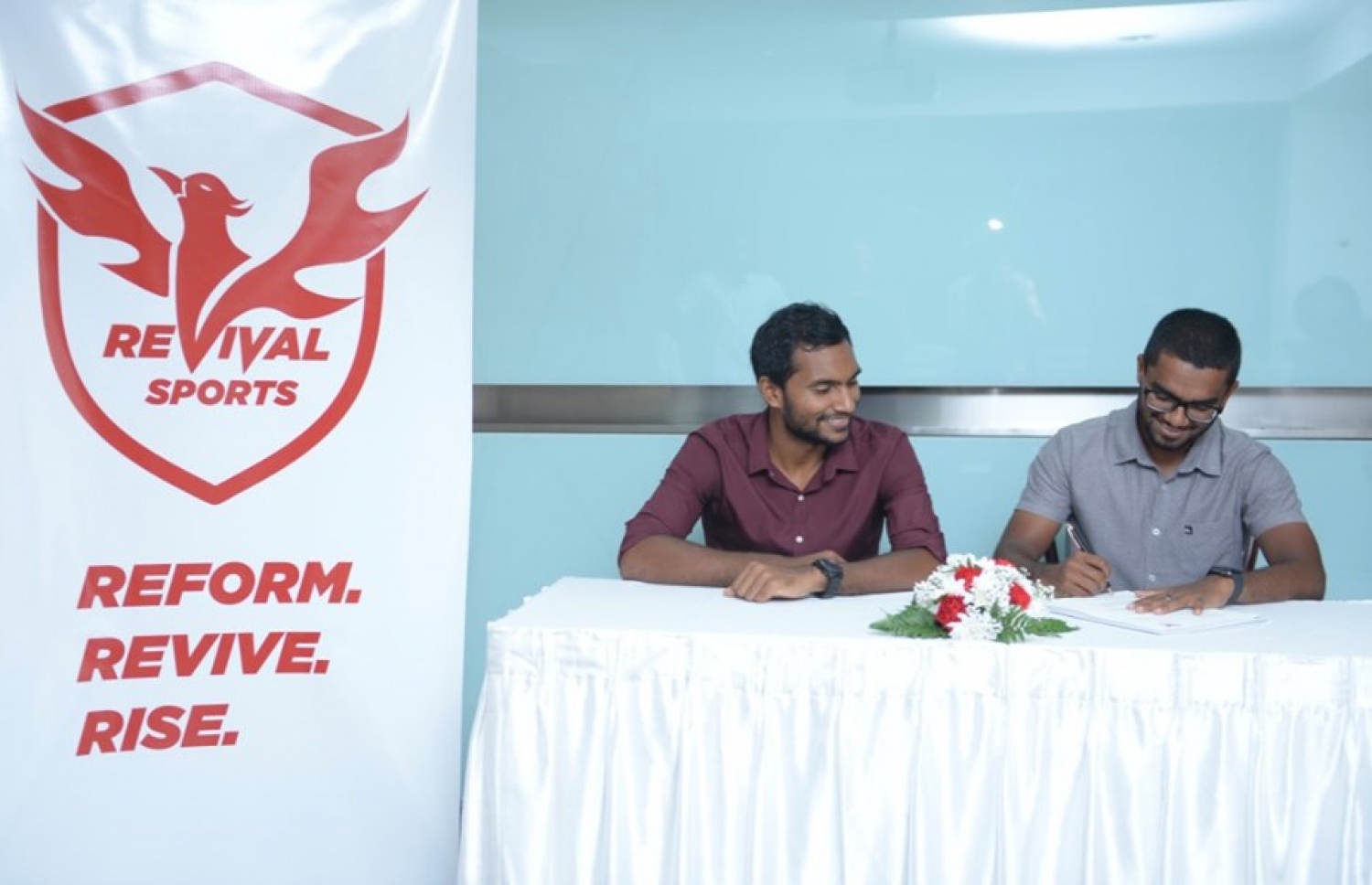 ބެޑްމިންޓަން ކުޅުންތެރިޔާ ތޯއިފް (ކ) ރިވައިވަލް ސްޕޯޓްސް އަށް ސޮއިކުރަނީ.