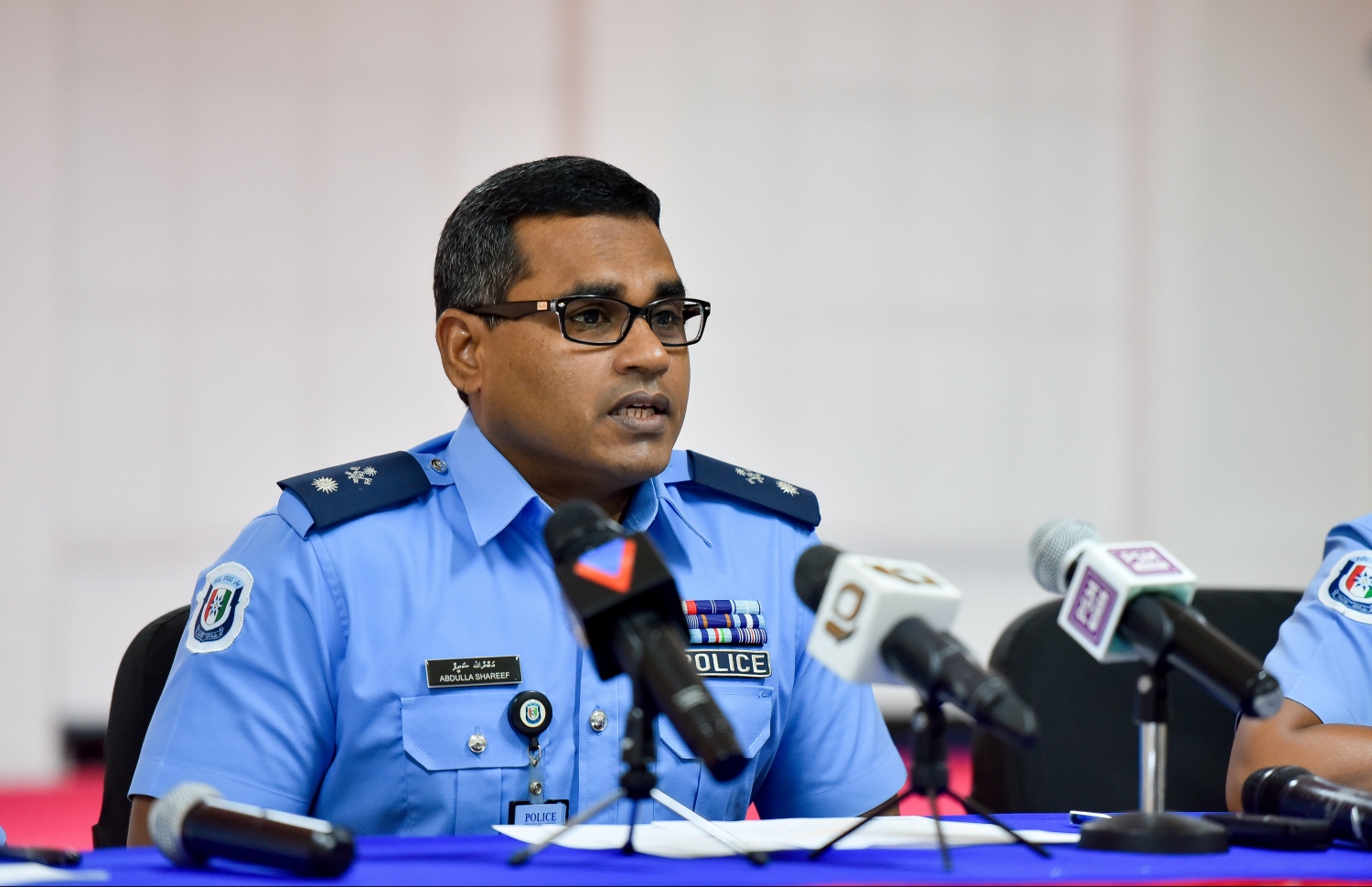 ފުލުހުން ބޭއްވި ނޫސްވެރިންގެ ބައްދަލުވުމުގައި ހެޑް އޮފް ނޮދަން ޑިވިޜަންސް ޗީފް އިންސްޕެކްޓާ އޮފް ޕޮލިސް އަބްދުﷲ ޝަރީފް ވާހަކަދައްކަވަނީ.-- ފޮޓޯ: ހުސެއިން ވަހީދު/ މިހާރު