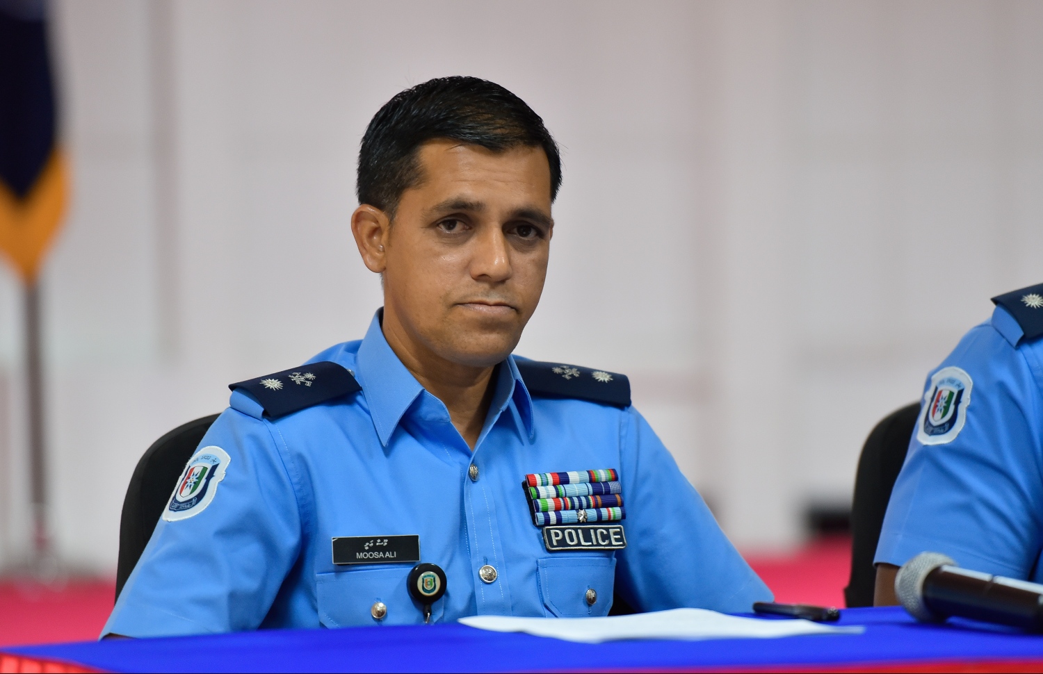 ފުލުހުން ބޭއްވި ނޫސްވެރިންގެ ބައްދަލުވުމުގައި ހެޑް އޮފް މާލެ ޕޮލިސް ޗީފް ސުޕްރިޓެންޑެންޓް އޮފް ޕޮލިސް މޫސާ ބައިވެރިވެވަޑައިގަންނަވަނީ.-- ފޮޓޯ: ހުސެއިން ވަހީދު/ މިހާރު