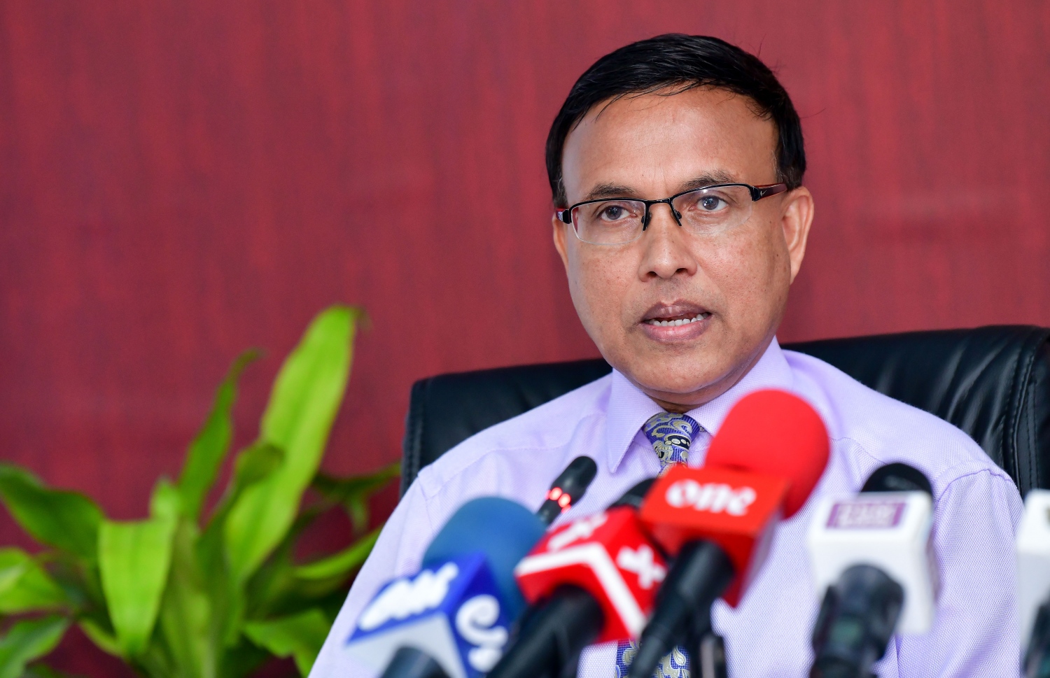 ޖުޑީޝަލް އެޑްމިނިސްޓްރޭޓާ ޑރ. ނަޒީރު: އޭނާ ވިދާޅުވީ، ގިނަ ރަށްރަށުގައި ވެސް ވީޑިއޯ ކޮންފަރެންސްކޮށް ޝަރީއަތް ކުރިއަށް ގެންދެވޭ ވަަސީލަތްތައް އެބަހުރި ކަމަށް.---ފައިލް ފޮޓޯ: މިހާރު