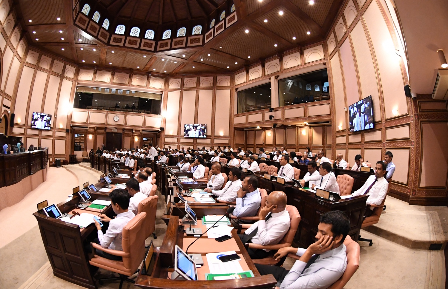 ރައްޔިތުންގެ މަޖިލިހުގެ އިއްޔެގެ ޖަލްސާގައި މެމްބަރުން ބައިވެރިވެޑައިގަންނަވަނީ. --- ފޮޓޯ: މަޖިލިސް