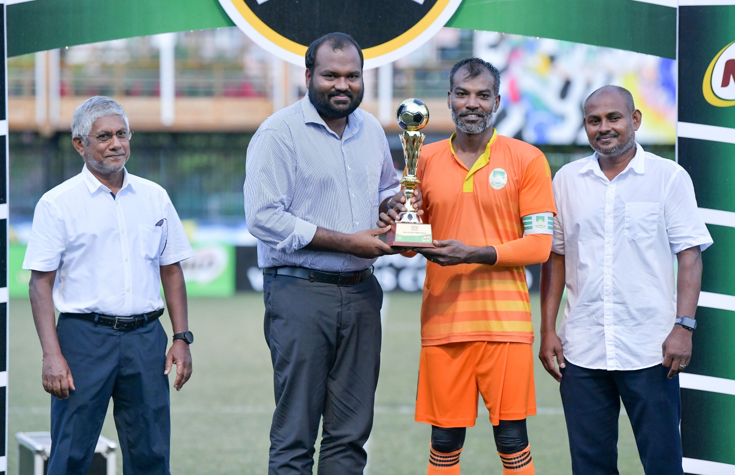 ޓޫރިޒަމް މިނިސްޓަރު އަލީ ވަހީދު (ވ.2) މުބާރާތުގެ މޮޅު ކުޅުންތެރިޔާ ނާނީއާ ޓްރޮފީ ހަވާލުކުރަނީ. -- ފޮޓޯ: ނިޝާން އަލީ/ މިހާރު