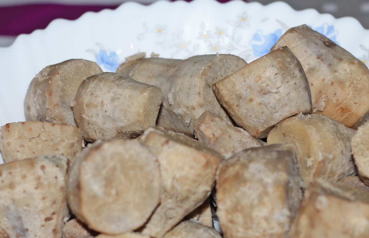 ކައްކާފައި ހުރި އަލަ: ދުޅަހެޔޮ ކާނާއަަކަށް ވުމުގެ އިތުރަށް އަލަ ވިއްކައިގެންނާއި އޭގެން އުފެއްދުންތައް ހަދައިގެން އާމްދަނީ ހޯދި