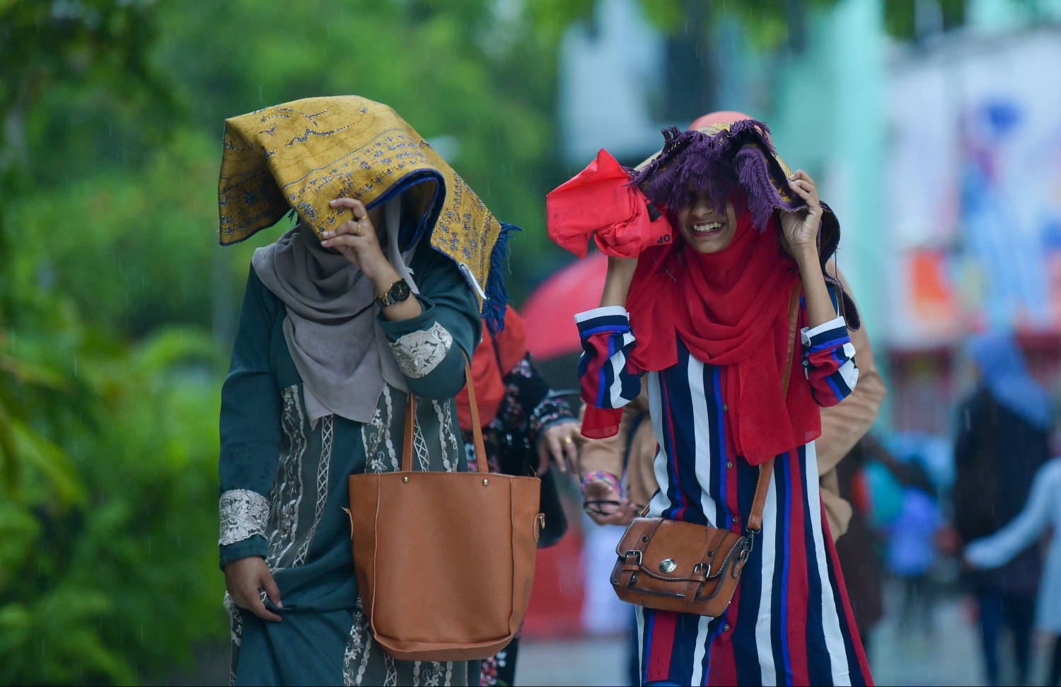 މާލެ: ޖޫން 4، 2019- ވެހެމުން ދިޔަ ބޯ ވާރޭގައި އީދު ނަމާދަށް އިސްލާމީ މަރުކަޒަށް ދިޔަ ދެ އަންހެނަކު ވާރެއިން ހިޔާވުމަށްޓަކައި މުސައްލައެއް ބޯ މަތީގައި އަޅައިގެން ދަނީ.---ފޮޓޯ: ހުސައިން ވަހީދު/މިހާރު