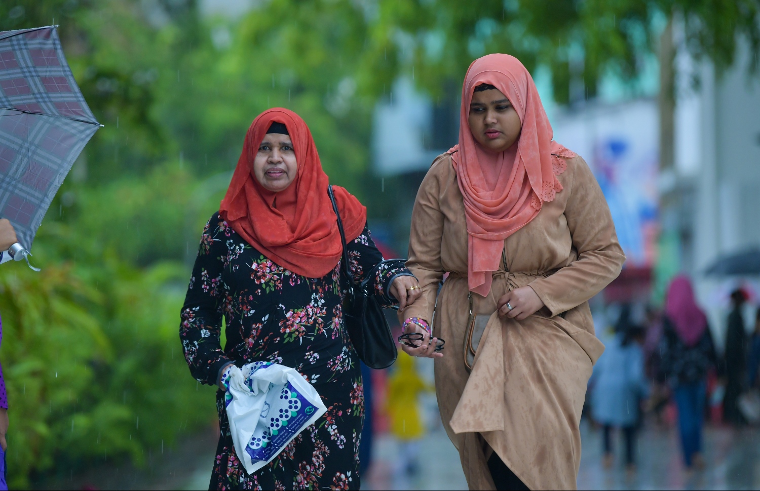 މާލެ: ޖޫން 4، 2019- އިސްލާމީ މަރުކަޒުގައި މިއަދު ކުރި އީދު ނަމާދަށް ފަހު ދެ އަންހެނަކު ގެ އަށް ދަނީ.---ފޮޓޯ: ހުސައިން ވަހީދު/މިހާރު