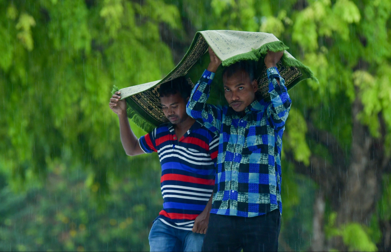 މާލެ: ޖޫން 4، 2019- ވެހެމުން ދިޔަ ބޯ ވާރޭގައި އީދު ނަމާދަށް އިސްލާމީ މަރުކަޒަށް ދިޔަ ދެ މީހަކު ވާރެއިން ހިޔާވުމަށްޓަކައި މުސައްލައެއް ބޯ މަތީގައި އަޅައިގެން ދަނީ.---ފޮޓޯ: ހުސައިން ވަހީދު/މިހާރު