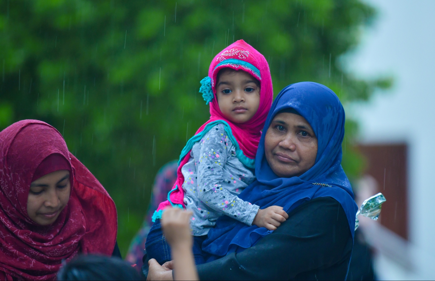 މާލެ: ޖޫން 4، 2019- ފިތުރު އީދު ނަމާދަށް އިސްލާމީ މަރުކަޒަށް ދިޔަ އަންހެނަކު ކުޑަކުއްޖަކު އުރާލައިގެން: ވަރަށް ގިނަ އަންހެނުންނާއި ކުޑަކުދިން ވެސް އީދު ނަމާދަށް އިސްލާމީ މަރުކަޒަށް ދިޔަ.---ފޮޓޯ: ހުސައިން ވަހީދު/މިހާރު