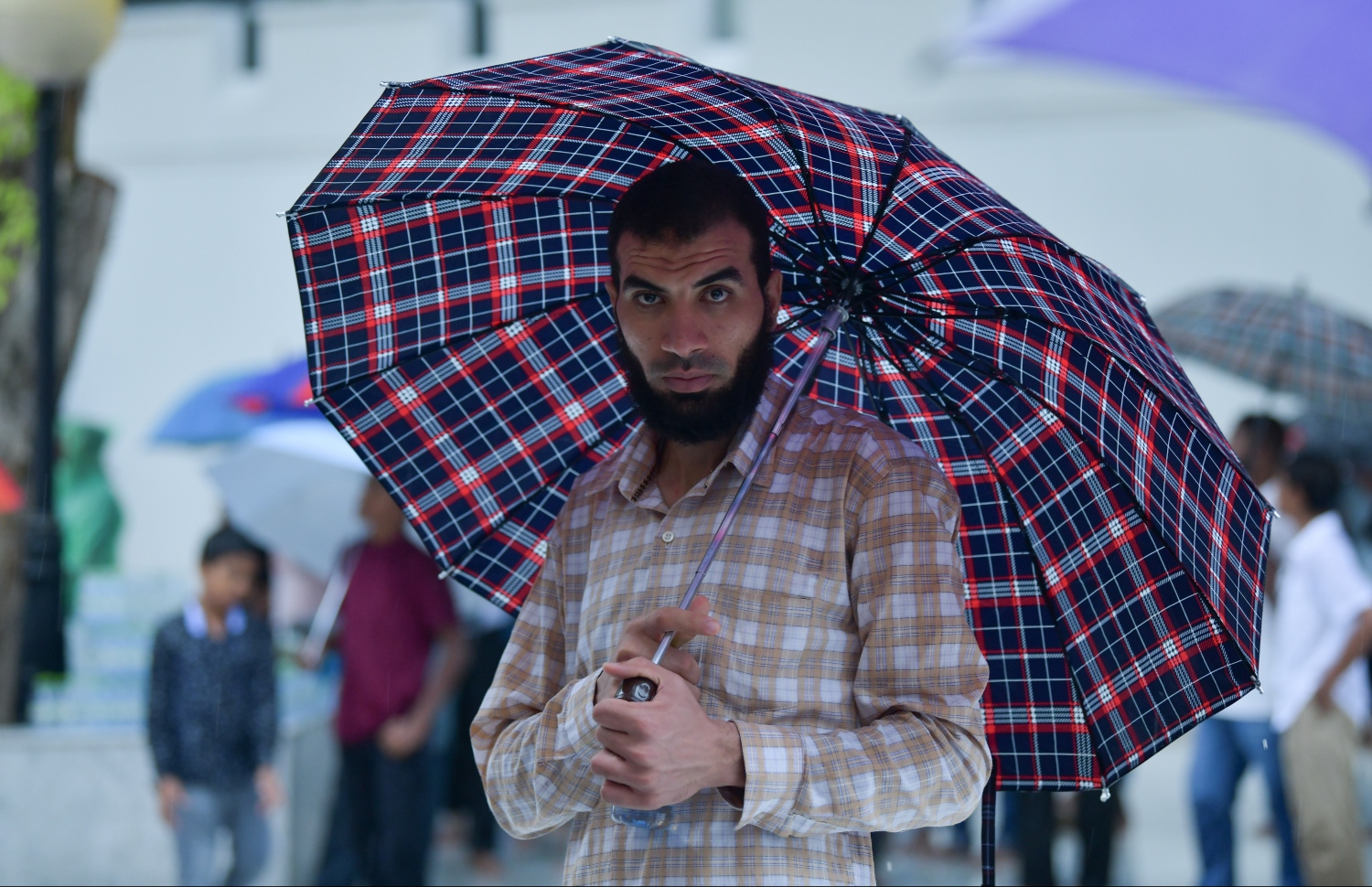 މާލެ: ޖޫން 4، 2019- ފިތުރު އީދު ނަމާދަށް އިސްލާމީ މަރުކަޒަށް ދިޔަ މީހަކު، ވެހެމުން ދިޔަ ވާރޭގެ ތެރޭގައި މިސްކިތުގެ ބޭރުގައި ކުޑަ އަޅައިގެން ހުރެ ހުތުބާ އަޑުއަހަނީ.---ފޮޓޯ: ހުސައިން ވަހީދު/މިހާރު