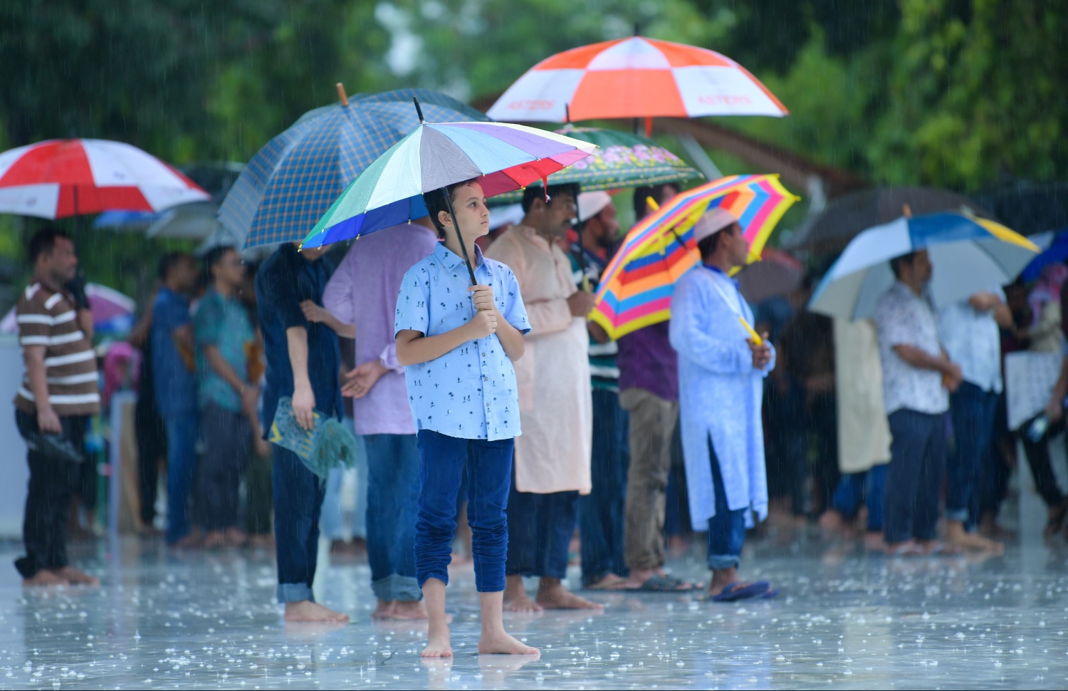 މާލެ: ޖޫން 4، 2019- ފިތުރު އީދު ނަމާދަށް އިސްލާމީ މަރުކަޒަށް ދިޔަ ބަޔަކު، ވެހެމުން ދިޔަ ވާރޭގެ ތެރޭގައި މިސްކިތުގެ ބޭރުގައި ކުޑަ ނަގައިގެން ތިބެ ހުތުބާ އަޑުއަހަނީ.---ފޮޓޯ: ހުސައިން ވަހީދު/މިހާރު