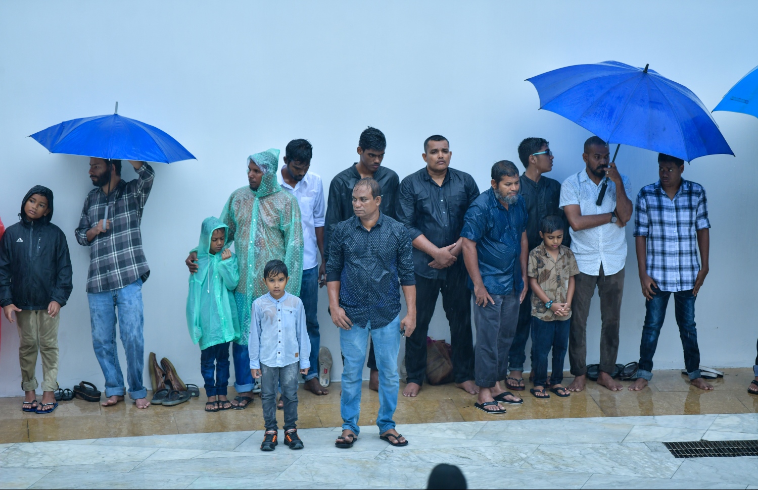 މާލެ: ޖޫން 4، 2019- ފިތުރު އީދު ނަމާދަށް އިސްލާމީ މަރުކަޒަށް ދިޔަ ބަޔަކު، ވެހެމުން ދިޔަ ވާރޭގެ ތެރޭގައި މިސްކިތުގެ ބޭރުގައި ތިބެ ހުތުބާ އަޑުއަހަނީ.---ފޮޓޯ: ހުސައިން ވަހީދު/މިހާރު