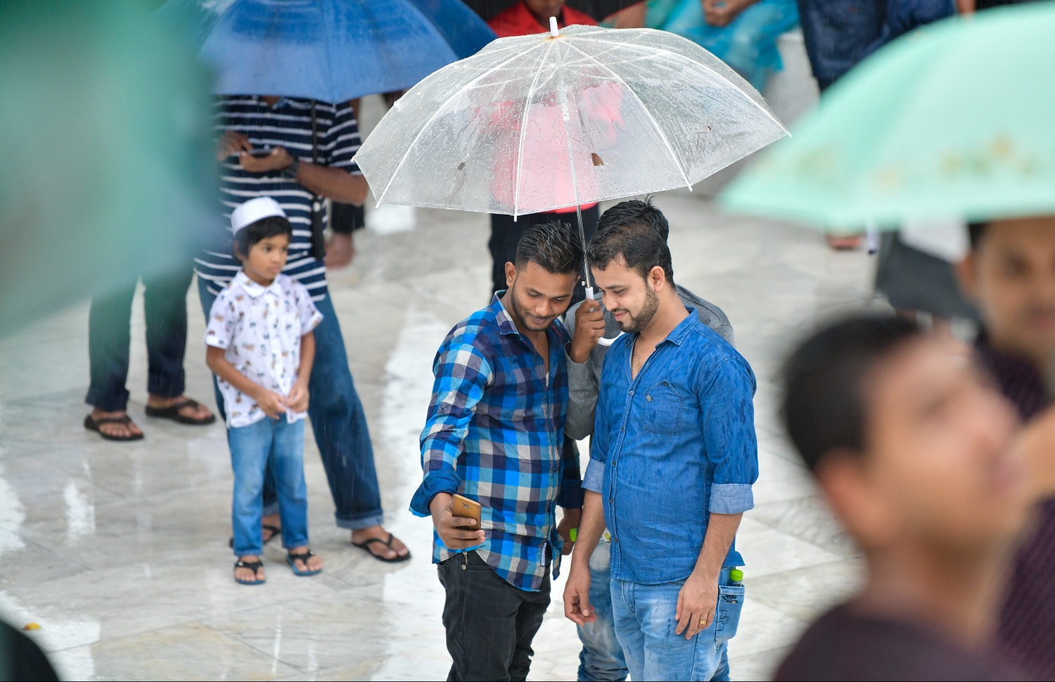 މާލެ: ޖޫން 4، 2019- ފިތުރު އީދު ނަމާދަށް އިސްލާމީ މަރުކަޒަށް ދިޔަ ބަޔަކު، ވެހެމުން ދިޔަ ވާރޭގެ ތެރޭގައި މިސްކިތުގެ ބޭރުގައި ތިބެ ހުތުބާ އަޑުއަހާއިރު އެހެން ދެ މީހަކު ސެލްފީ ނަގަނީ.---ފޮޓޯ: ހުސައިން ވަހީދު/މިހާރު