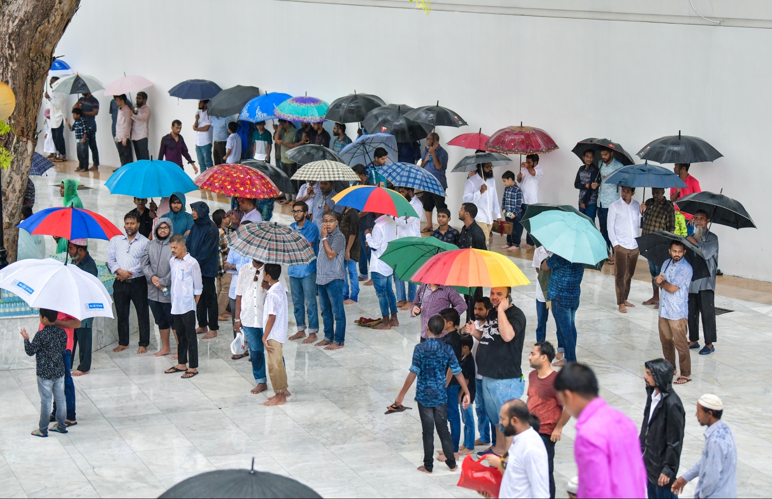 މާލެ: ޖޫން 4، 2019- ފިތުރު އީދު ނަމާދަށް އިސްލާމީ މަރުކަޒަށް ދިޔަ ބަޔަކު، ވެހެމުން ދިޔަ ވާރޭގެ ތެރޭގައި މިސްކިތުގެ ބޭރުގައި ކުޑަ ނަގައިގެން ތިބެ ހުތުބާ އަޑުއަހަނީ.---ފޮޓޯ: ހުސައިން ވަހީދު/މިހާރު