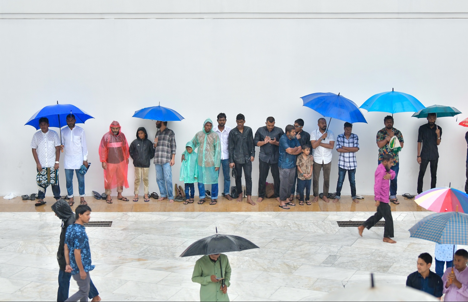 މާލެ: ޖޫން 4، 2019- ފިތުރު އީދު ނަމާދަށް އިސްލާމީ މަރުކަޒަށް ދިޔަ ބަޔަކު، ވެހެމުން ދިޔަ ވާރޭގެ ތެރޭގައި މިސްކިތުގެ ބޭރުގައި ތިބެ ހުތުބާ އަޑުއަހަނީ.---ފޮޓޯ: ހުސައިން ވަހީދު/މިހާރު