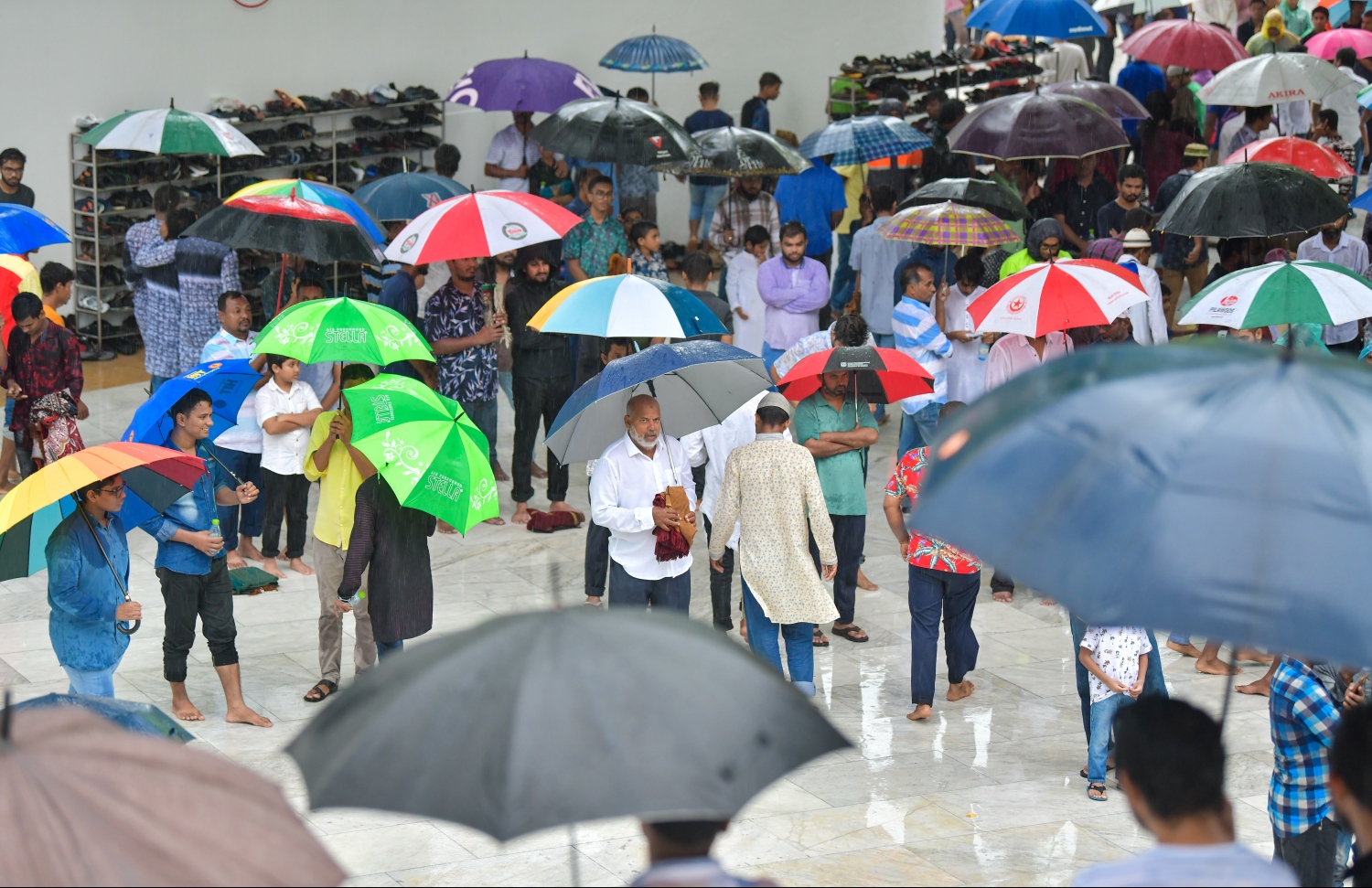 މާލެ: ޖޫން 4، 2019- ފިތުރު އީދު ނަމާދަށް އިސްލާމީ މަރުކަޒަށް ދިޔަ ބަޔަކު، ވެހެމުން ދިޔަ ވާރޭގެ ތެރޭގައި މިސްކިތުގެ ބޭރުގައި ކުޑަ ނަގައިގެން ތިބެ ހުތުބާ އަޑުއަހަނީ.---ފޮޓޯ: ހުސައިން ވަހީދު/މިހާރު