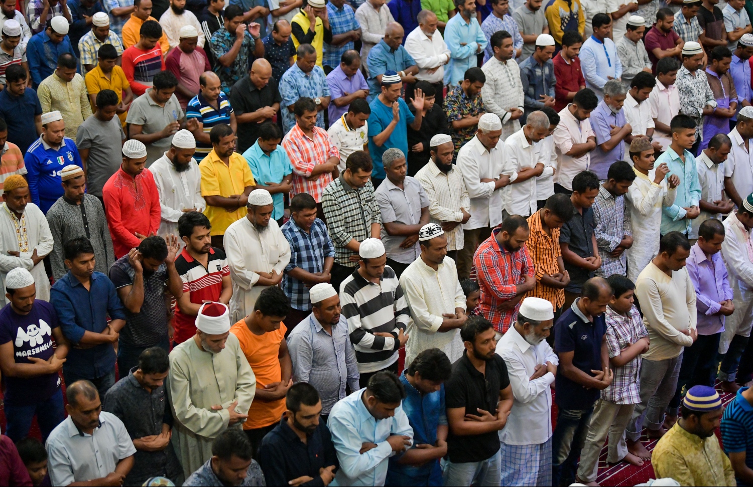 މާލެ: ޖޫން 4، ޖޫން 2019- ފިތުރު އީދު ނަމާދަށް އިސްލާމީ މަރުކަޒަށް ދިޔަ ބައެއް މީހުން މިސްކިތުގެ ތެރޭގައި އީދު ނަމާދު ކުރަނީ.---.ފޮޓޯ: ހުސައިން ވަހީދު/މިހާރު