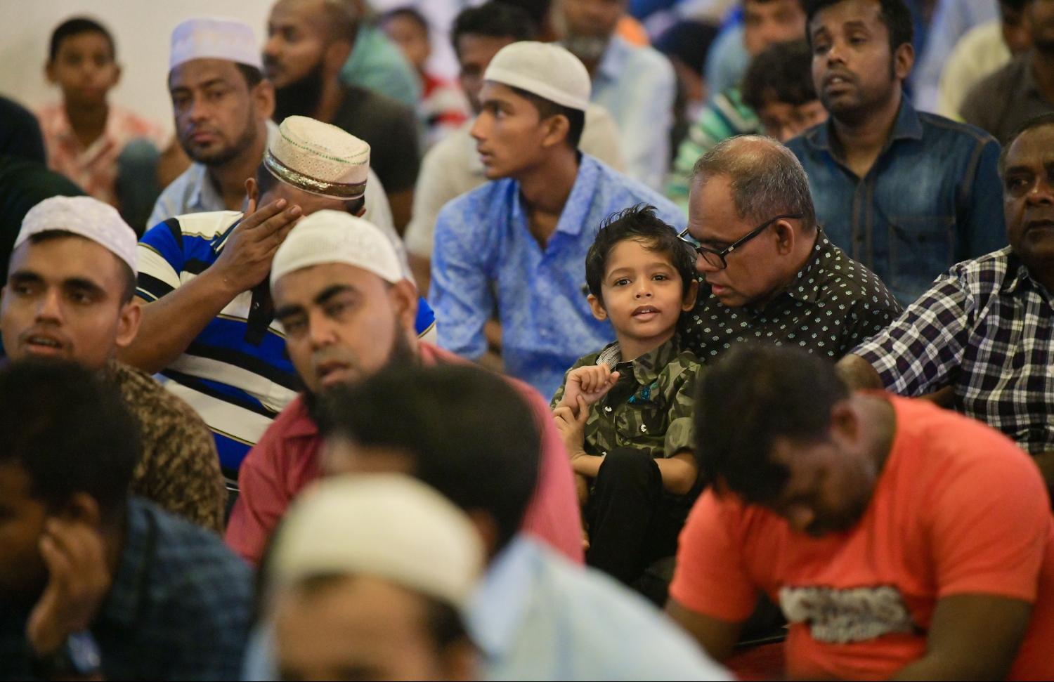 މާލެ: ޖޫން 4، 2019- ފިތުރު އީދު ނަމާދަށް އިސްލާމީ މަރުކަޒަށް ގޮސް ތިބި ބައެއް މީހުން މިސްކިތުގެ ތެރޭގައި އީދު ހުތުބާ އަޑުއަހަނީ.---.ފޮޓޯ: ހުސައިން ވަހީދު/މިހާރު